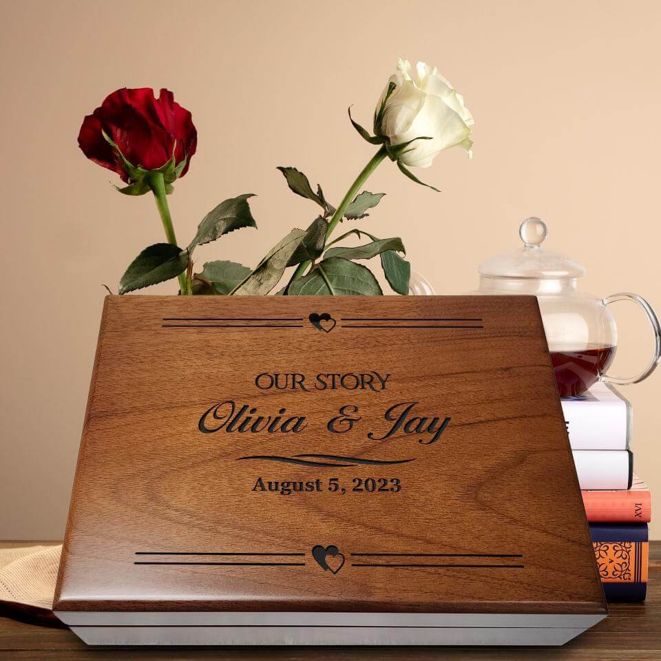 Wedding Anniversary Gift Box: A perfect present for couples celebrating their special day.